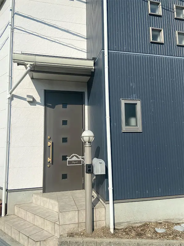 シックなカラーが大人な雰囲気をつくるおしゃれなタイル表札【hsm-12】