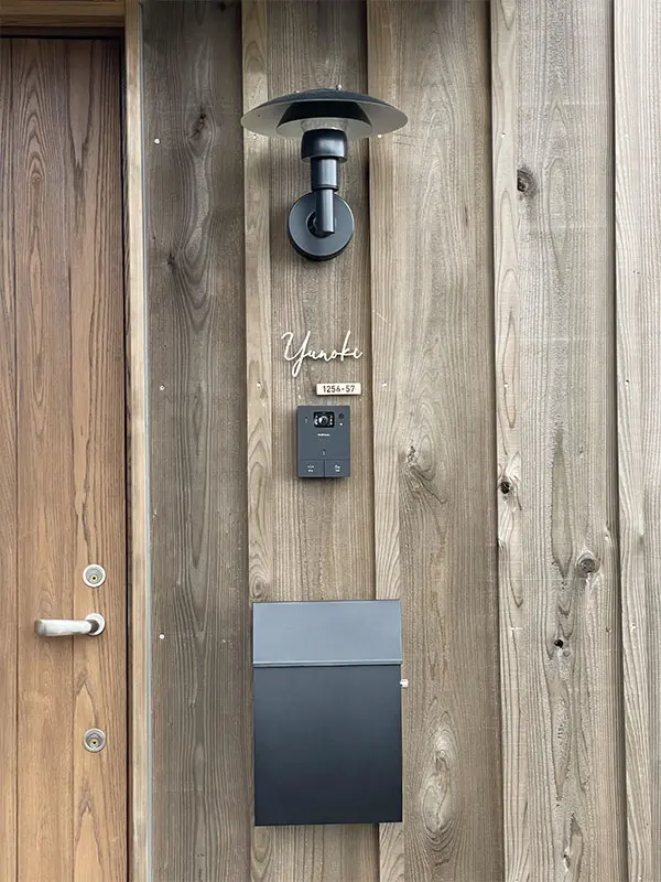 真鍮風のゴールド塗装 華奢でシンプルな手書き風切り文字表札【lcsr-22】