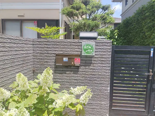 誰からも愛される自然の息吹の色がすがすがしさを感じさせる2世帯用ガラス表札【hf-96-2】