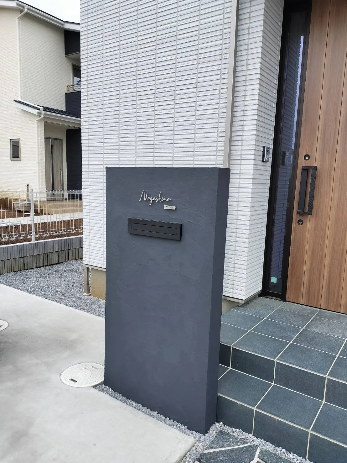 真鍮風のゴールド塗装 華奢でシンプルな手書き風切り文字表札【lcsr-22】