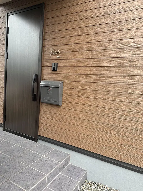 真鍮風のゴールド塗装 華奢でシンプルな手書き風切り文字表札【lcsr-22】