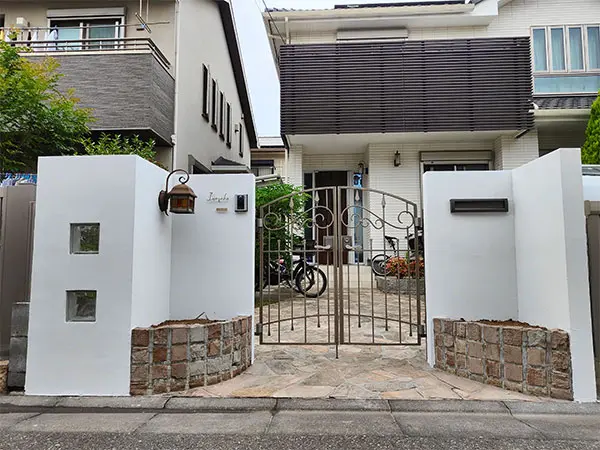 真鍮風のゴールド塗装 華奢でシンプルな手書き風切り文字表札【lcsr-22】