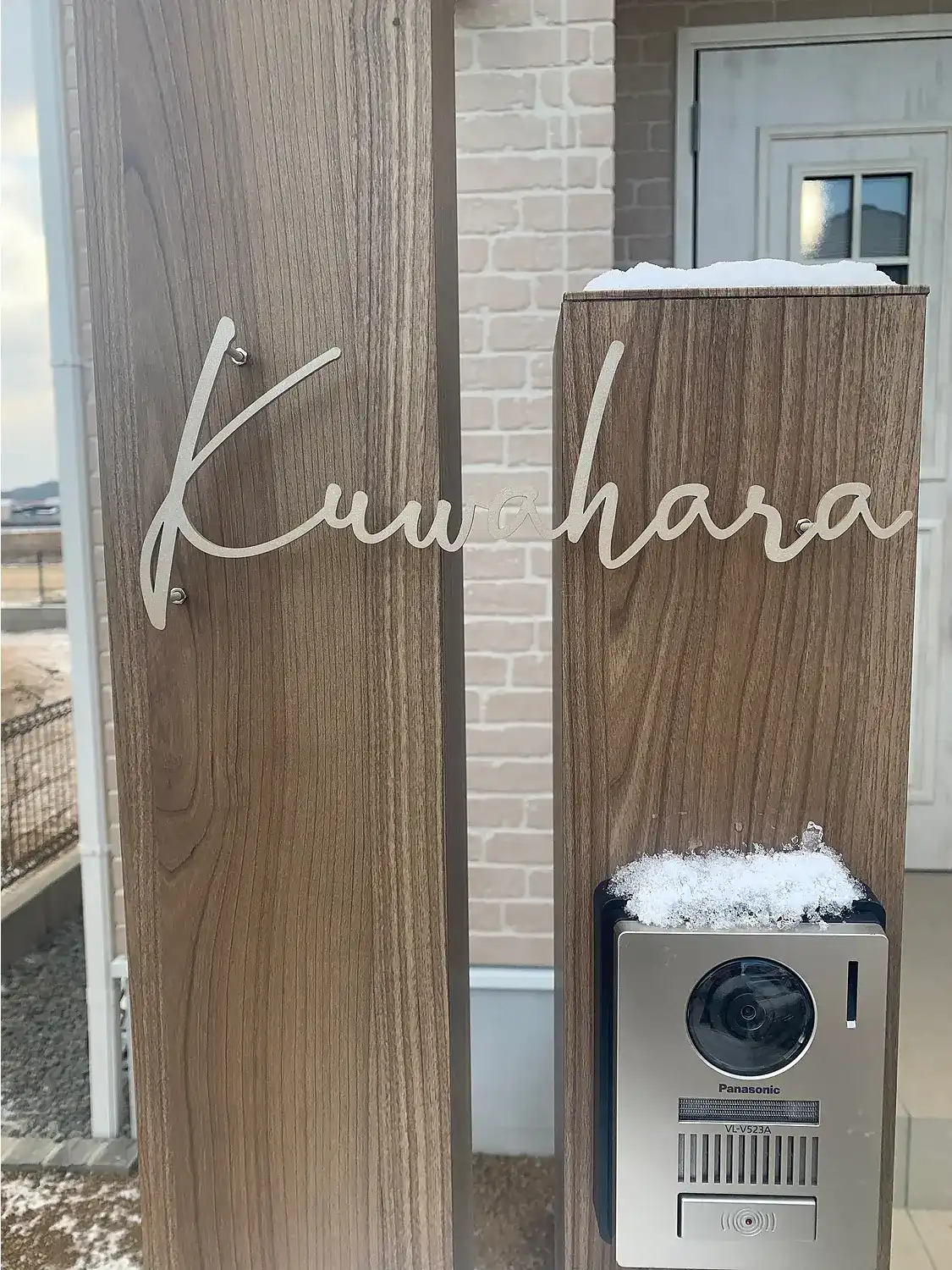 真鍮風のゴールド塗装 華奢でシンプルな手書き風切り文字表札【lcsr-22】