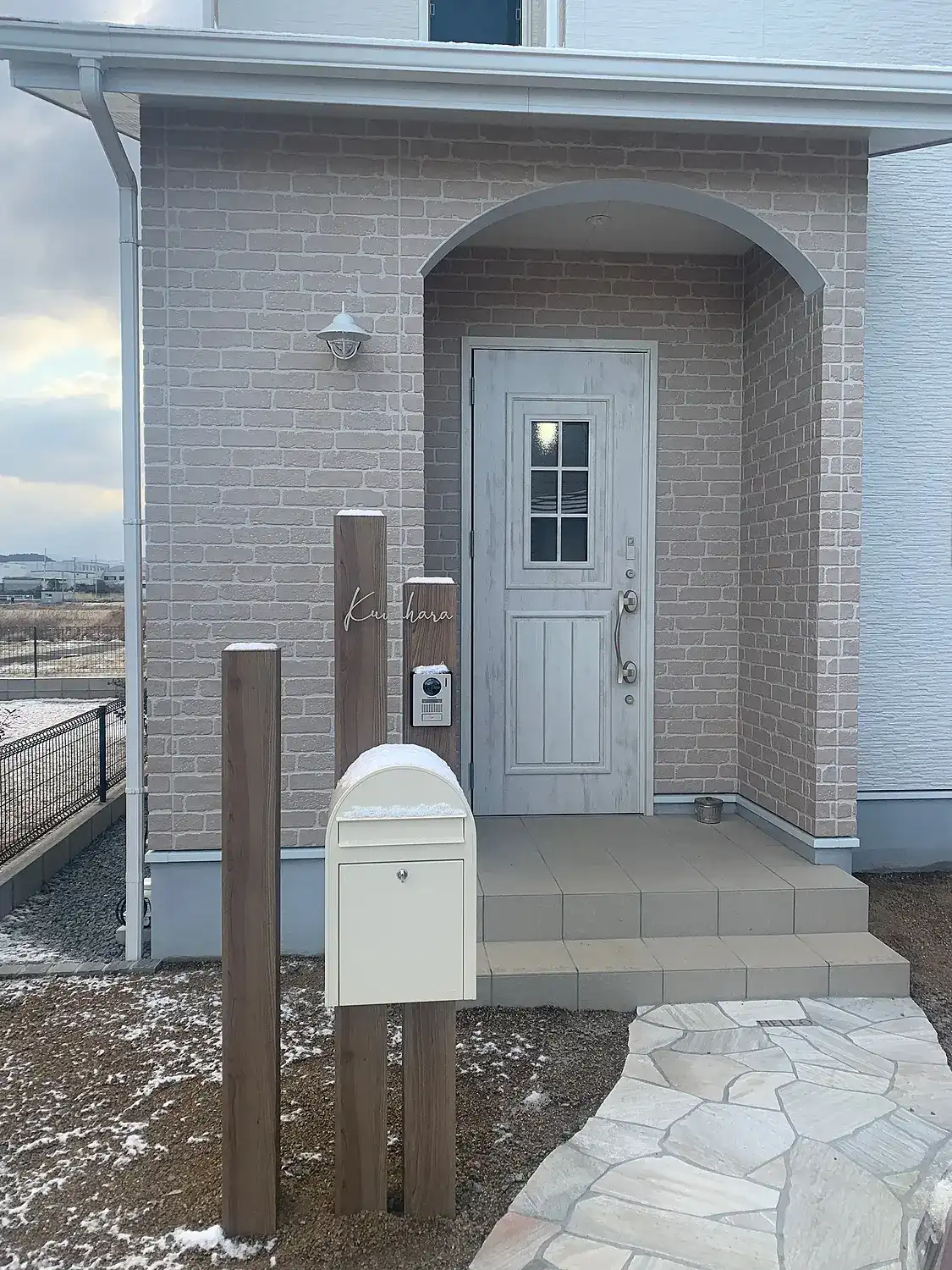 真鍮風のゴールド塗装 華奢でシンプルな手書き風切り文字表札【lcsr-22】