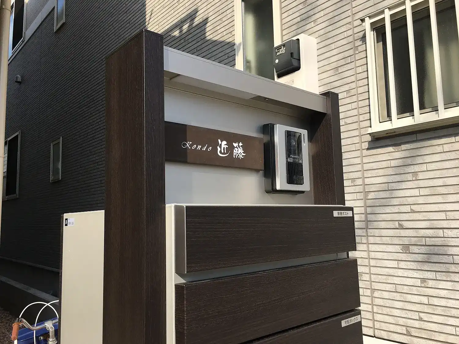 シックなカラーが大人な雰囲気をつくるおしゃれなタイル表札【hsm-12】