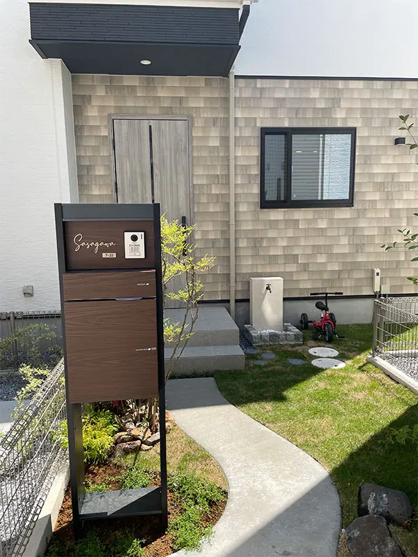 真鍮風のゴールド塗装 華奢でシンプルな手書き風切り文字表札【lcsr-22】