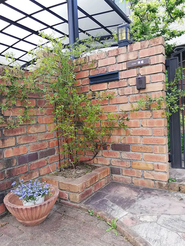 シックなカラーが大人な雰囲気をつくるおしゃれなタイル表札【hsm-12】