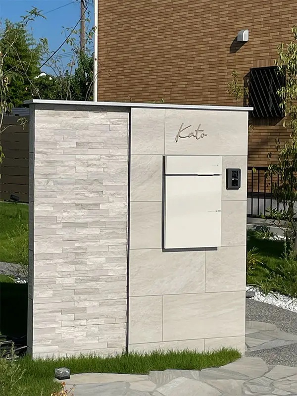 真鍮風のゴールド塗装 華奢でシンプルな手書き風切り文字表札【lcsr-22】