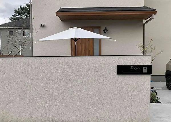 真鍮風のゴールド塗装 華奢でシンプルな手書き風切り文字表札【lcsr-22】