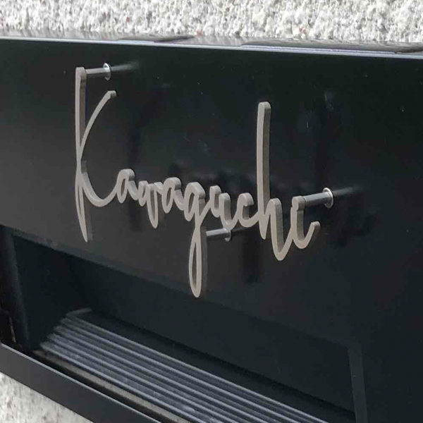 真鍮風のゴールド塗装 華奢でシンプルな手書き風切り文字表札【lcsr-22】