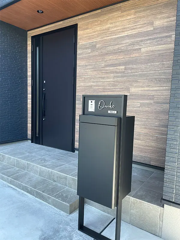 真鍮風のゴールド塗装 華奢でシンプルな手書き風切り文字表札【lcsr-22】