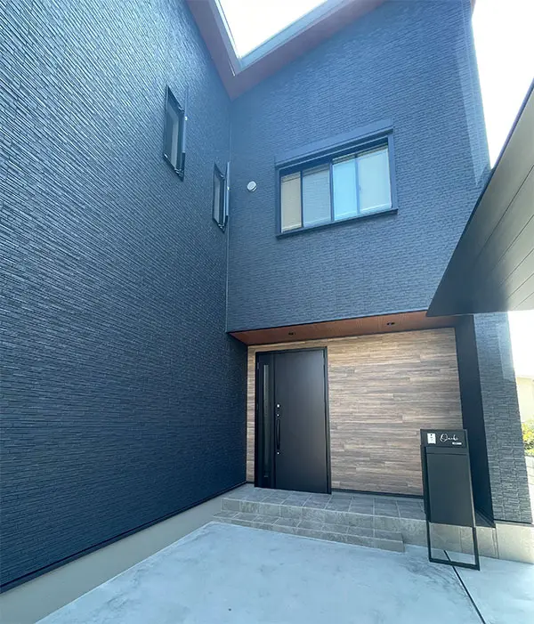 真鍮風のゴールド塗装 華奢でシンプルな手書き風切り文字表札【lcsr-22】