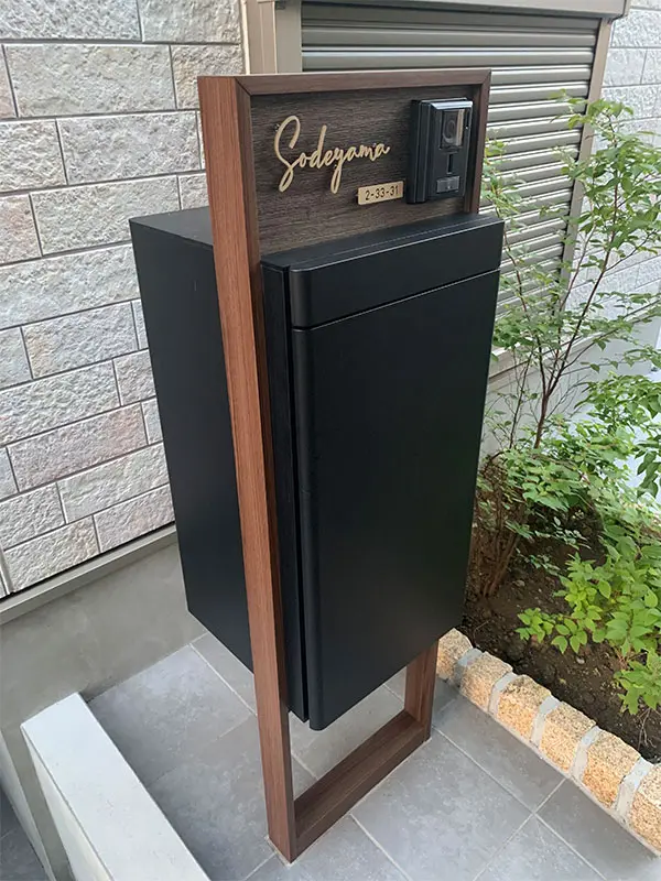 真鍮風のゴールド塗装 華奢でシンプルな手書き風切り文字表札【lcsr-22】