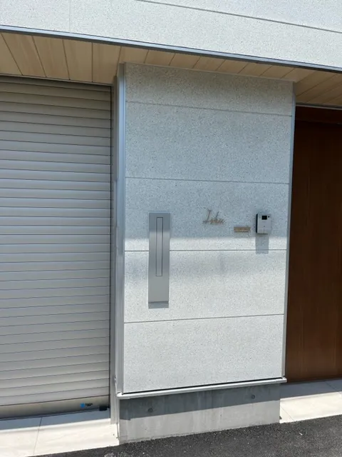 真鍮風のゴールド塗装 華奢でシンプルな手書き風切り文字表札【lcsr-22】