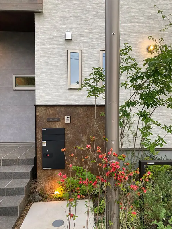 シックなカラーが大人な雰囲気をつくるおしゃれなタイル表札【hsm-12】