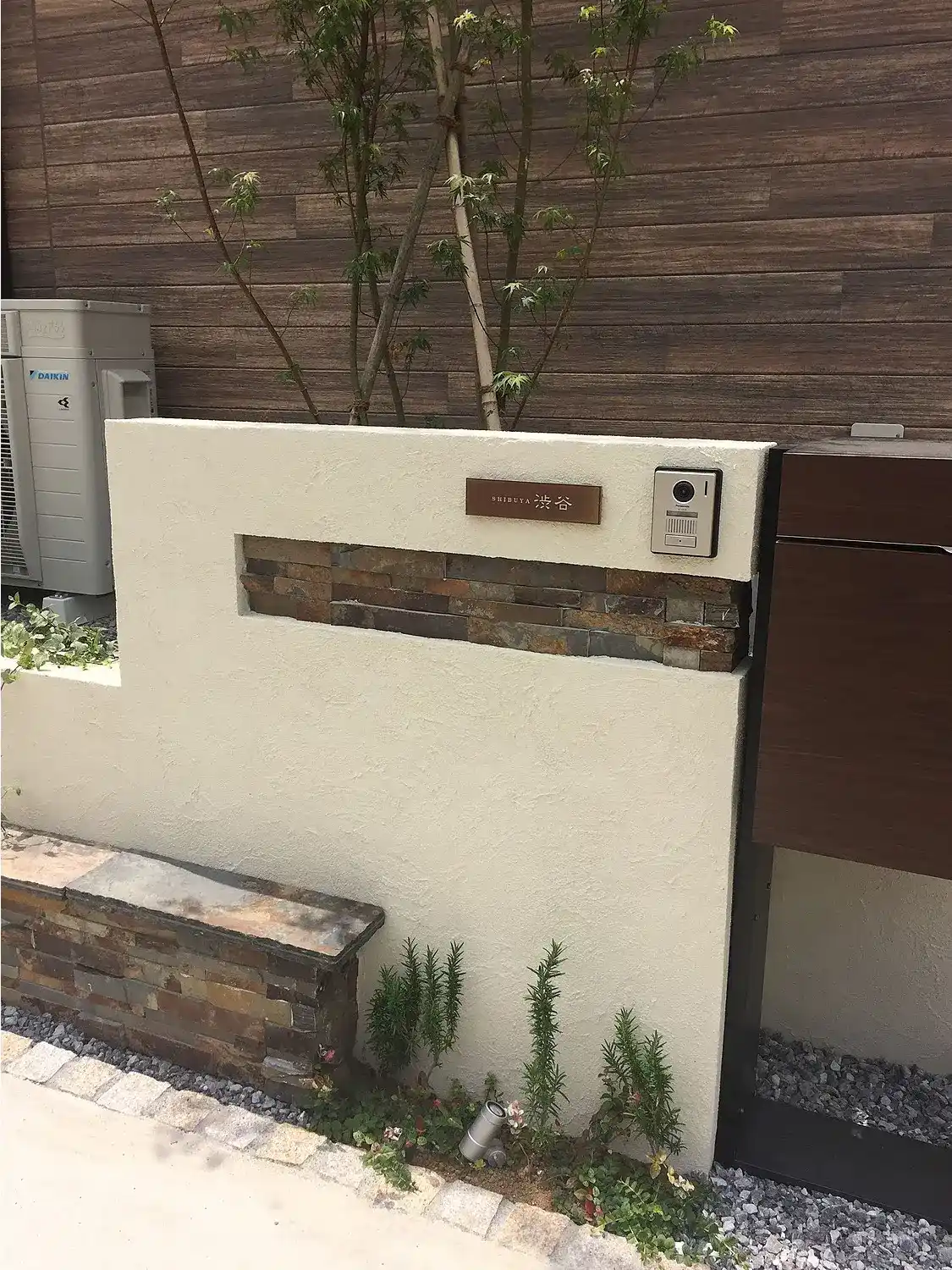 シックなカラーが大人な雰囲気をつくるおしゃれなタイル表札【hsm-12】