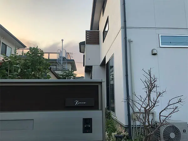 シックなカラーが大人な雰囲気をつくるおしゃれなタイル表札【hsm-12】