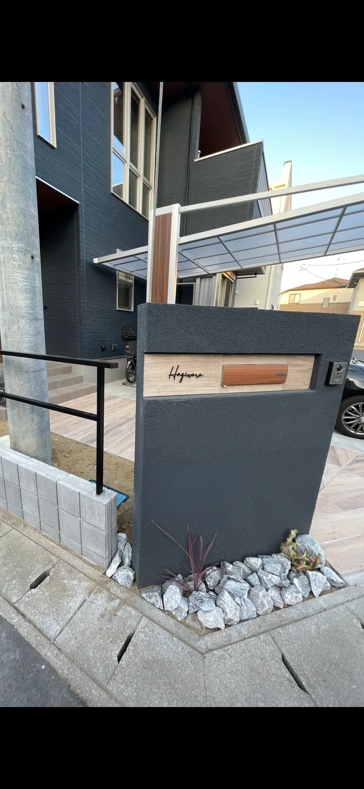 真鍮風のゴールド塗装 華奢でシンプルな手書き風切り文字表札【lcsr-22】