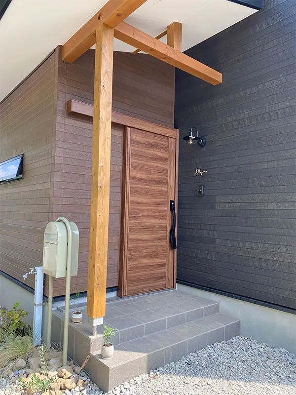 真鍮風のゴールド塗装 華奢でシンプルな手書き風切り文字表札【lcsr-22】