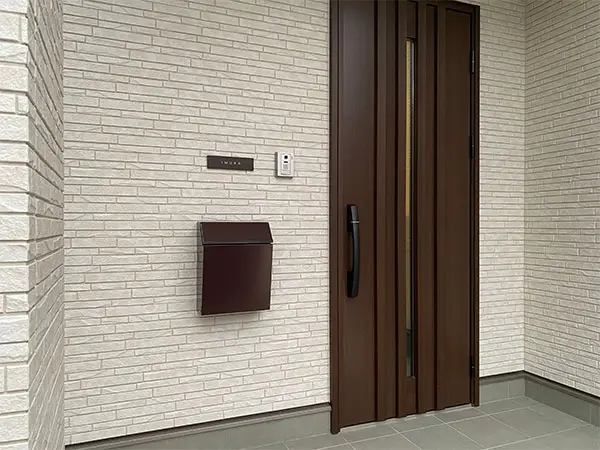 シックなカラーが大人な雰囲気をつくるおしゃれなタイル表札【hsm-12】