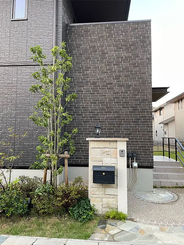 真鍮風のゴールド塗装 華奢でシンプルな手書き風切り文字表札【lcsr-22】