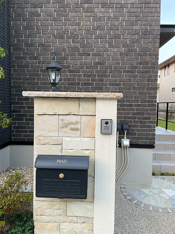 真鍮風のゴールド塗装 華奢でシンプルな手書き風切り文字表札【lcsr-22】