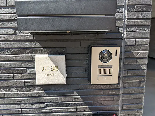 かわいい手のひらサイズで設置スペースの限られた機能門柱などにおすすめタイル表札【HSM-14】