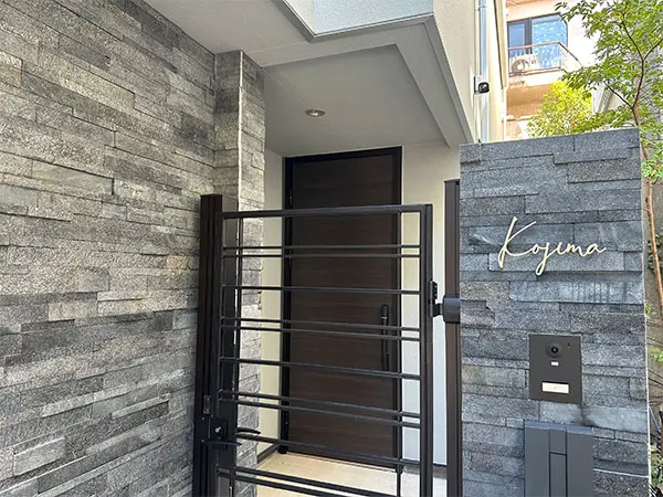 真鍮風のゴールド塗装 華奢でシンプルな手書き風切り文字表札【lcsr-22】