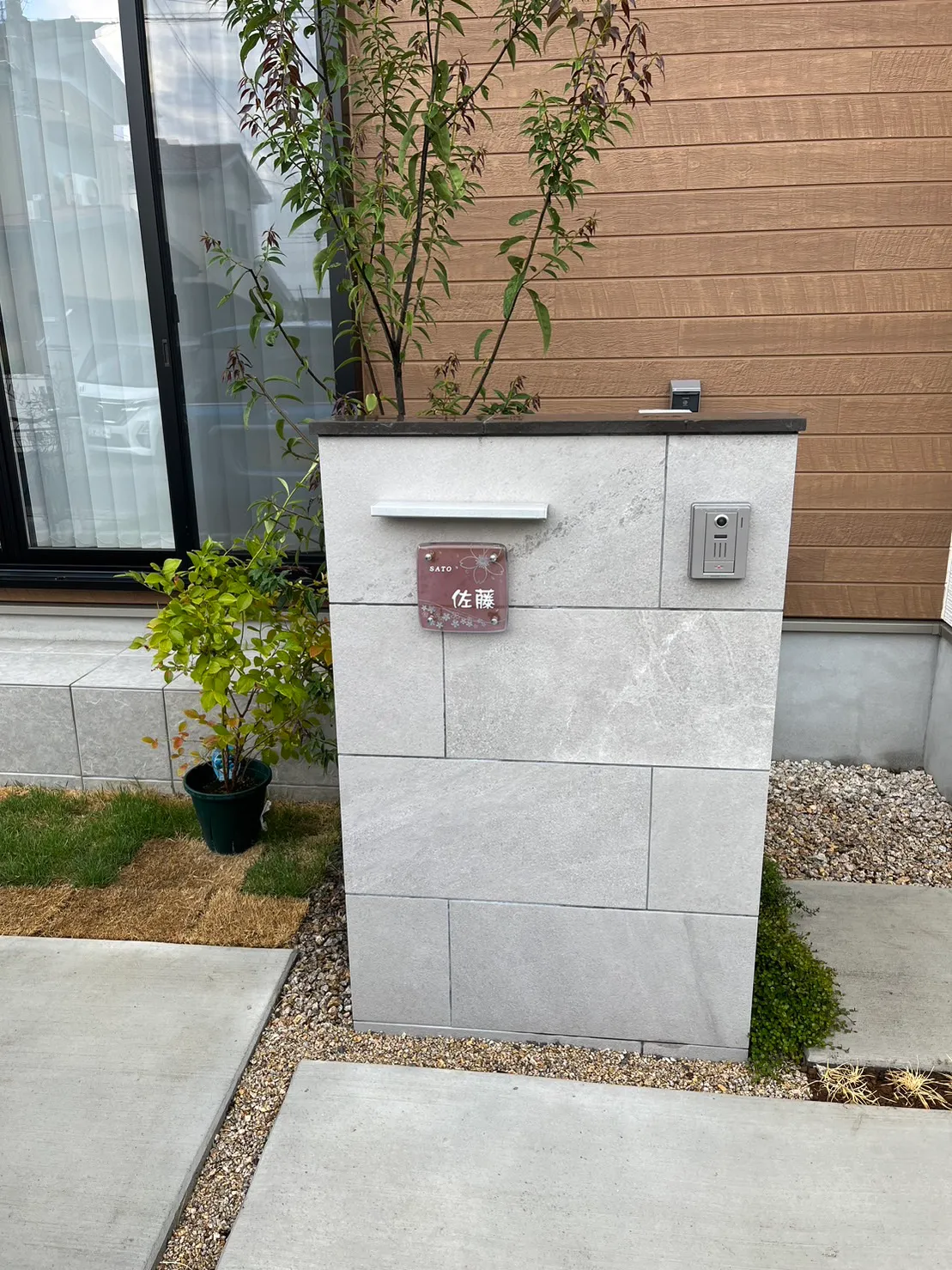 ピンクの桜柄の表札が戸建ての玄関をかわいく演出【hf-65】