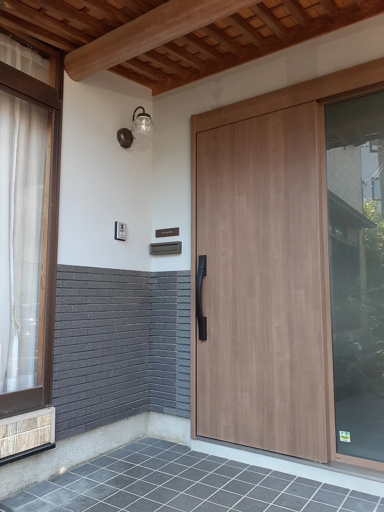 シックなカラーが大人な雰囲気をつくるおしゃれなタイル表札【hsm-12】