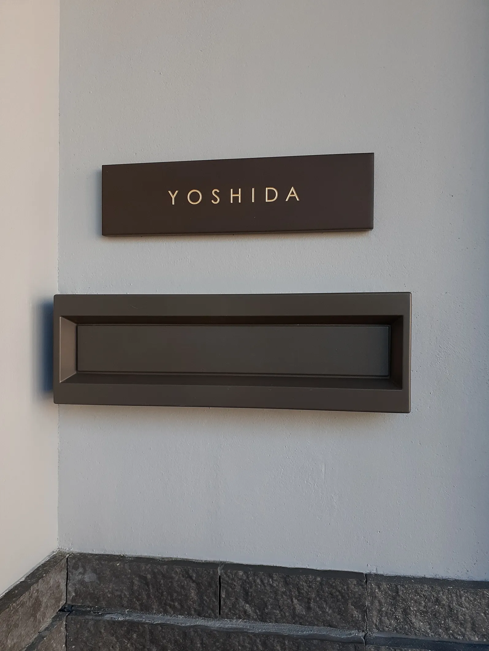 シックなカラーが大人な雰囲気をつくるおしゃれなタイル表札【hsm-12】