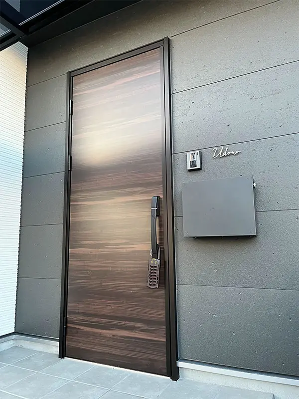 真鍮風のゴールド塗装 華奢でシンプルな手書き風切り文字表札【lcsr-22】