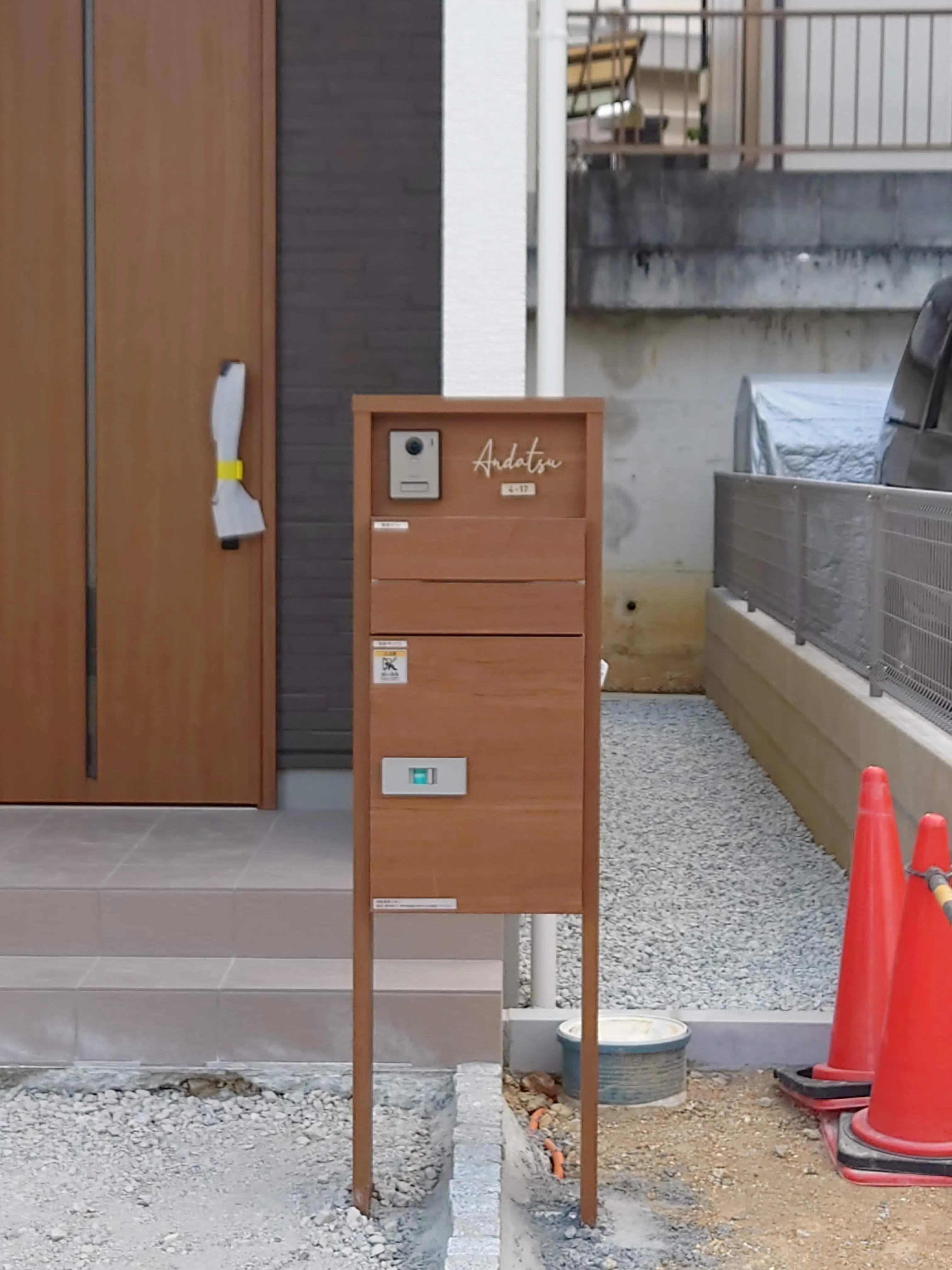 真鍮風のゴールド塗装 華奢でシンプルな手書き風切り文字表札【lcsr-22】