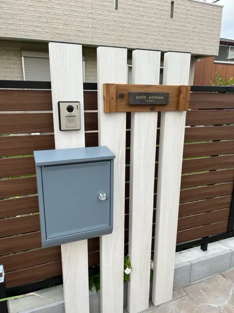 シックなカラーが大人な雰囲気をつくるおしゃれなタイル表札【hsm-12】