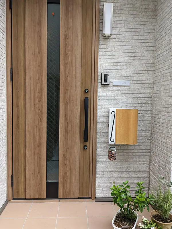 やさしい存在感でエントランスを飾るセラミックタイル表札 【teiso-02】