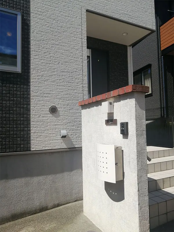 シックなカラーが大人な雰囲気をつくるおしゃれなタイル表札【hsm-12】