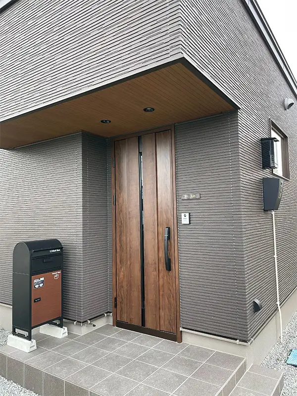 シックなカラーが大人な雰囲気をつくるおしゃれなタイル表札【hsm-12】