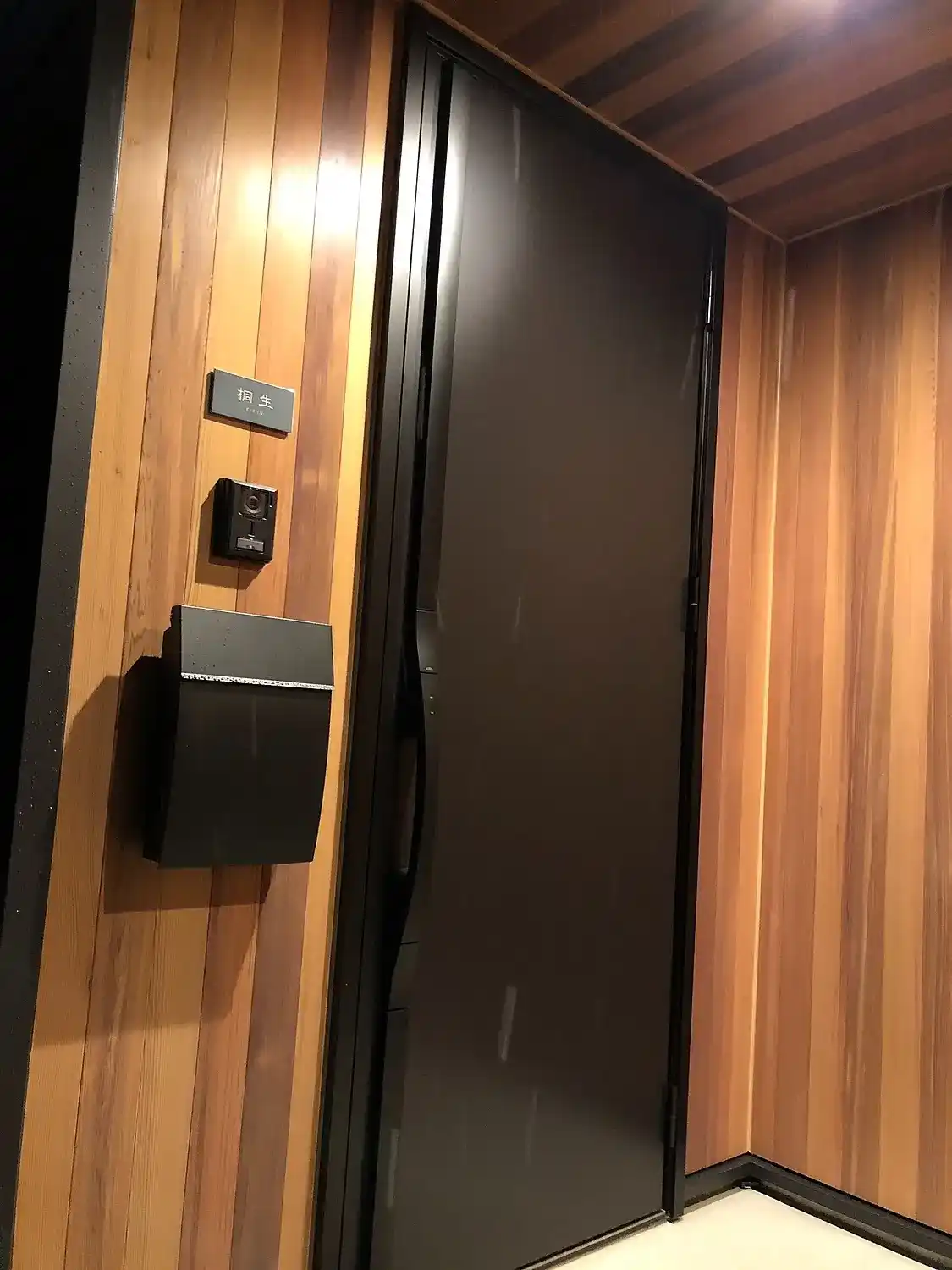 今っぽいニュアンスカラーが瑞々しいおしゃれなタイル表札【hsm-13】