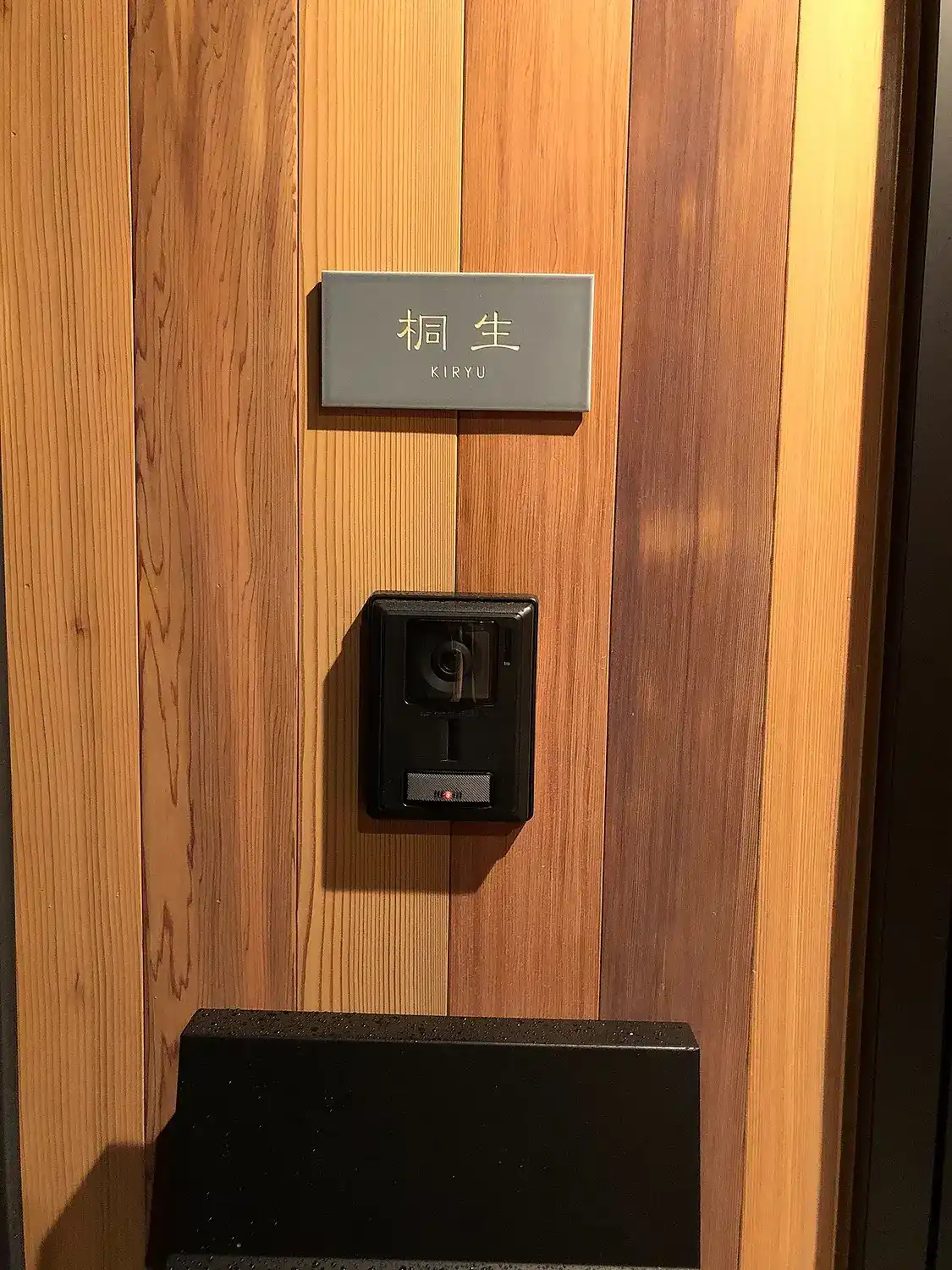 今っぽいニュアンスカラーが瑞々しいおしゃれなタイル表札【hsm-13】