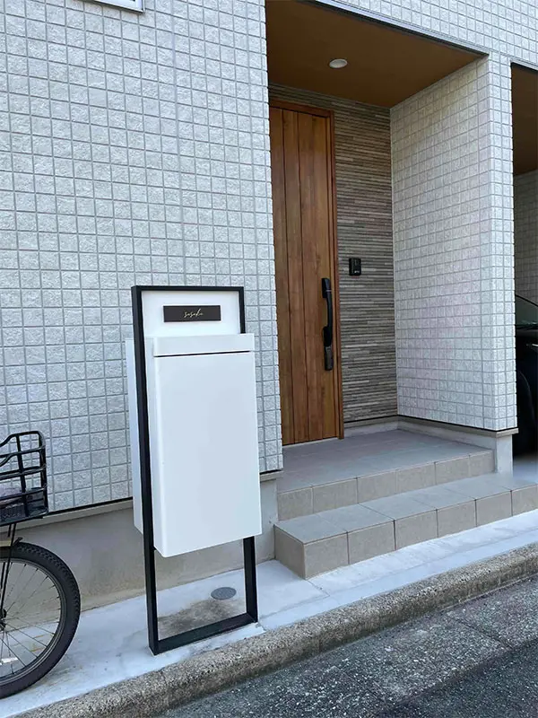 シックなカラーが大人な雰囲気をつくるおしゃれなタイル表札【hsm-12】