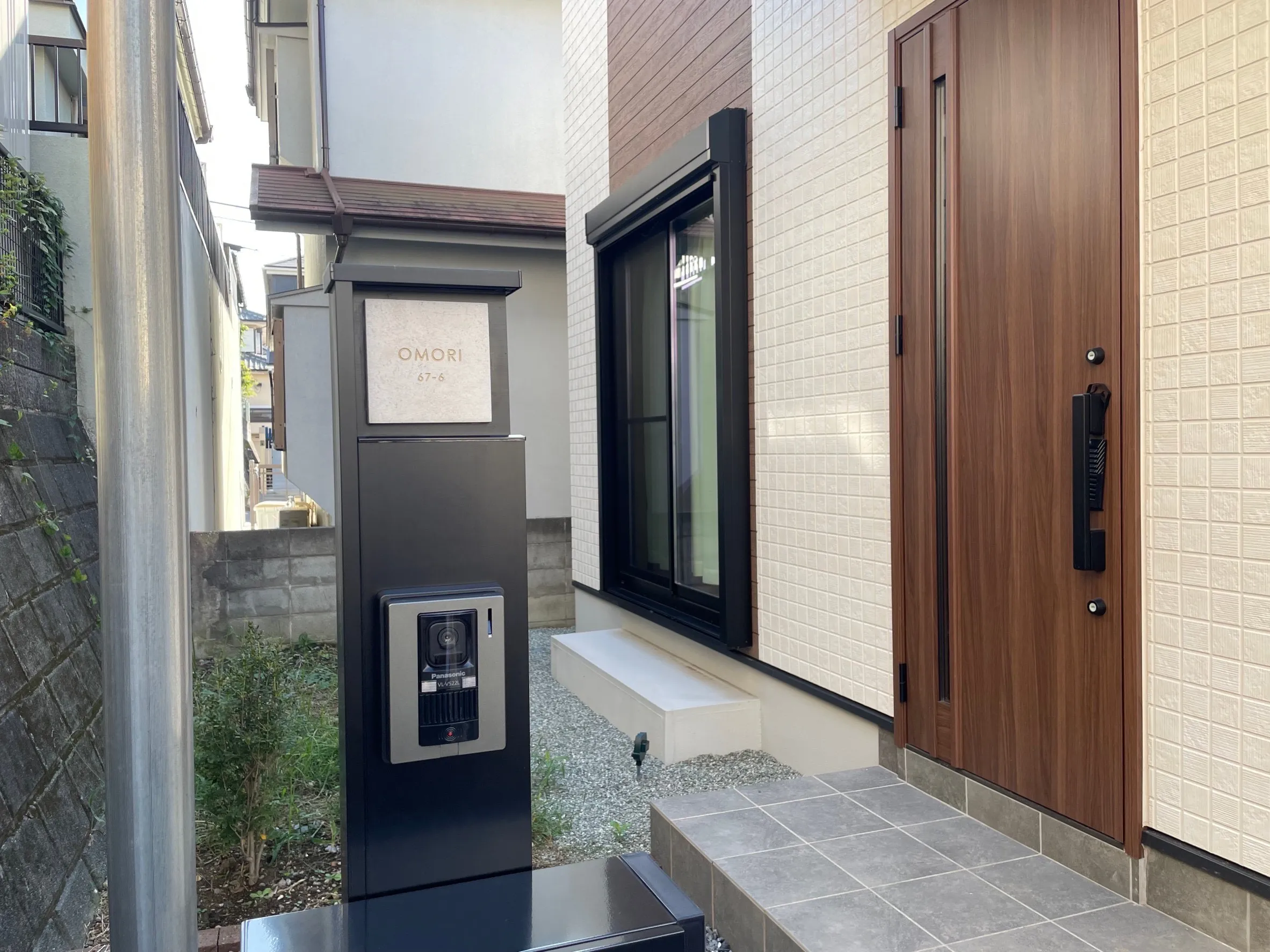 かわいい手のひらサイズで設置スペースの限られた機能門柱などにおすすめタイル表札【HSM-14】