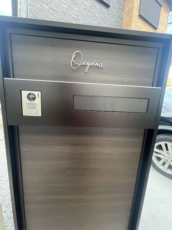 真鍮風のゴールド塗装 華奢でシンプルな手書き風切り文字表札【lcsr-22】