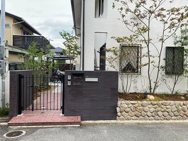 真鍮風のゴールド塗装 華奢でシンプルな手書き風切り文字表札【lcsr-22】