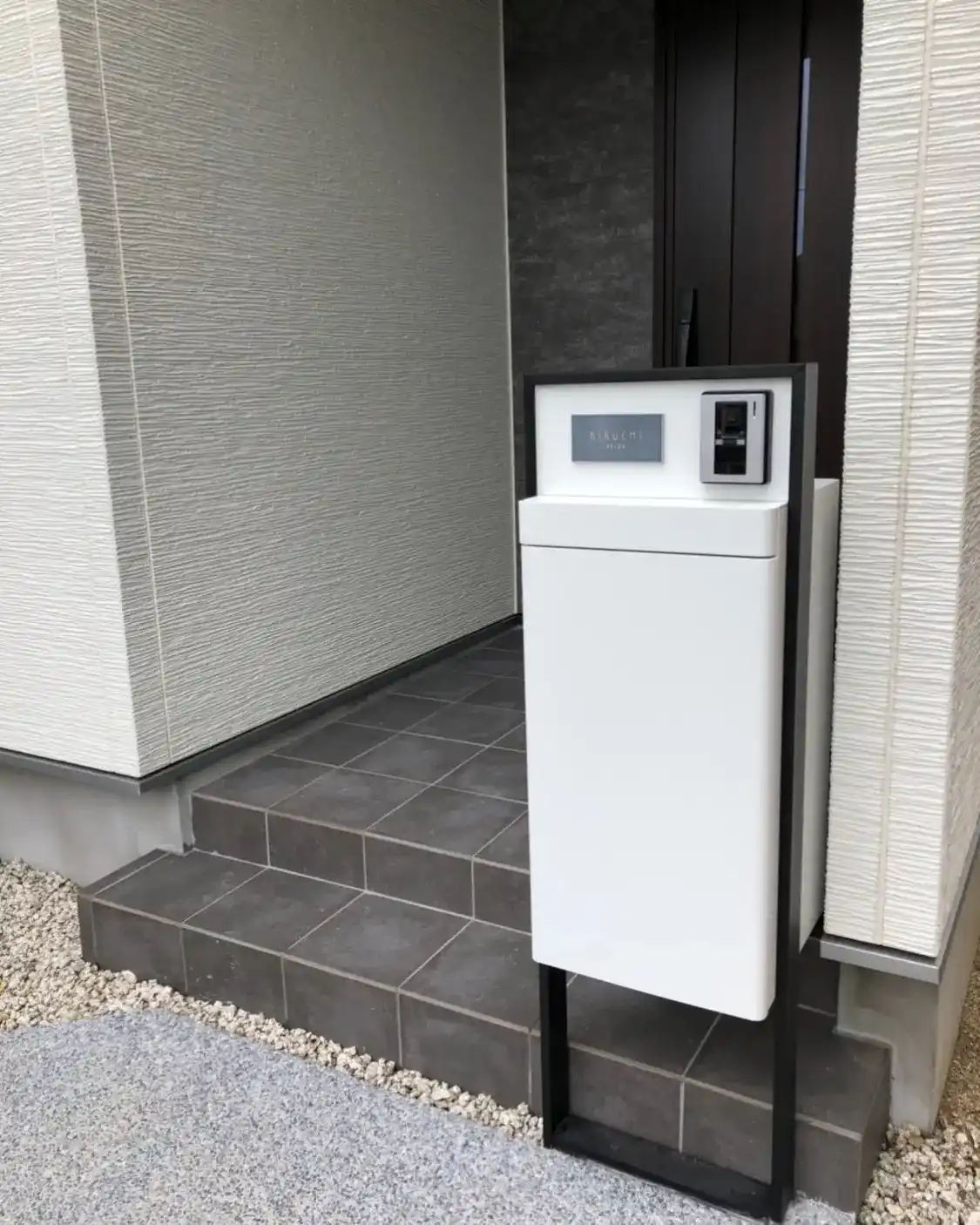 今っぽいニュアンスカラーが瑞々しいおしゃれなタイル表札【hsm-13】