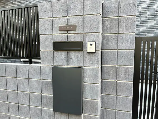 シックなカラーが大人な雰囲気をつくるおしゃれなタイル表札【hsm-12】