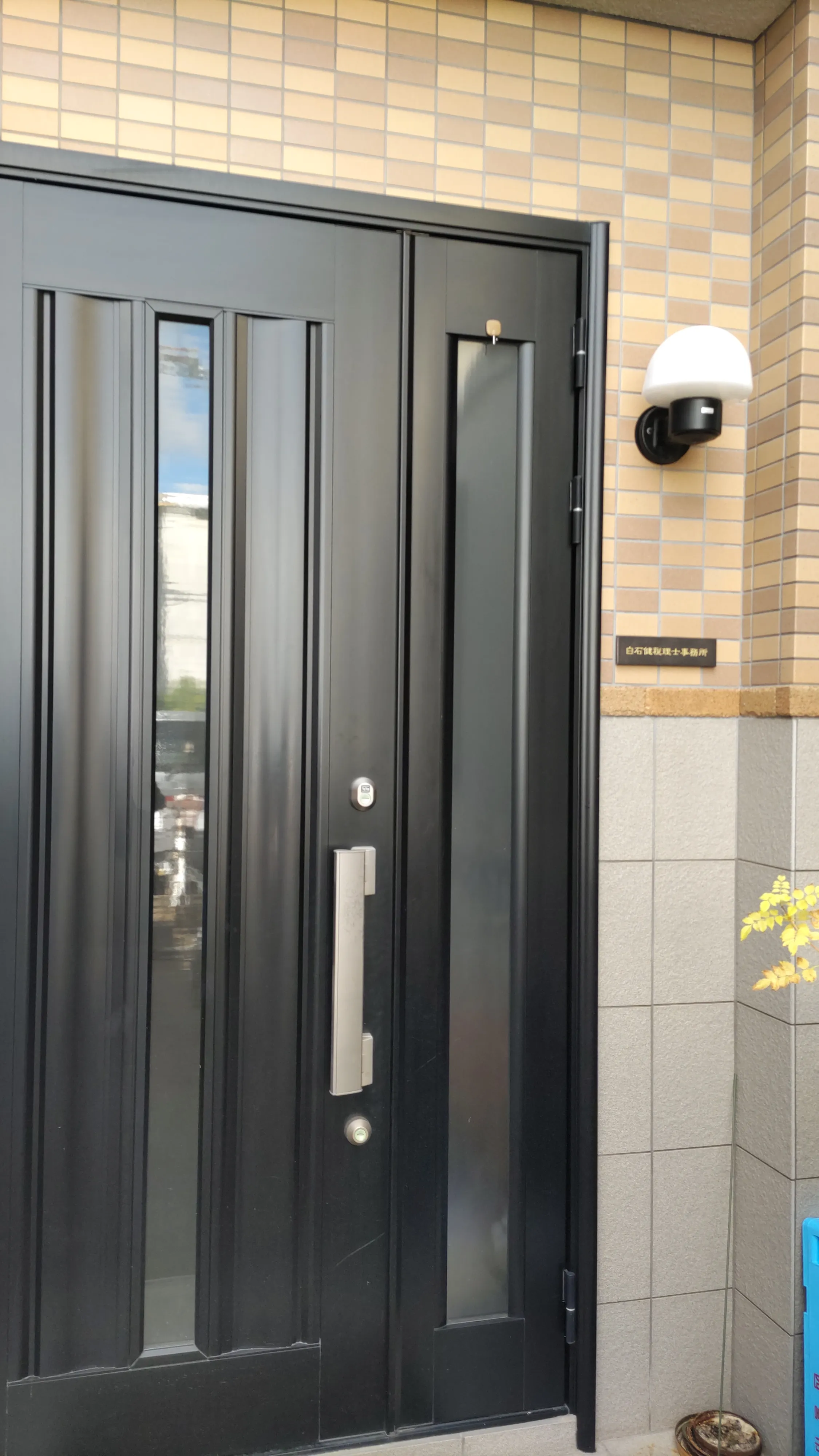 シックなカラーが大人な雰囲気をつくるおしゃれなタイル表札【hsm-12】