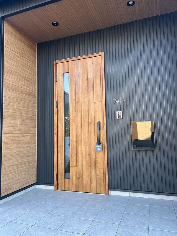 真鍮風のゴールド塗装 華奢でシンプルな手書き風切り文字表札【lcsr-22】