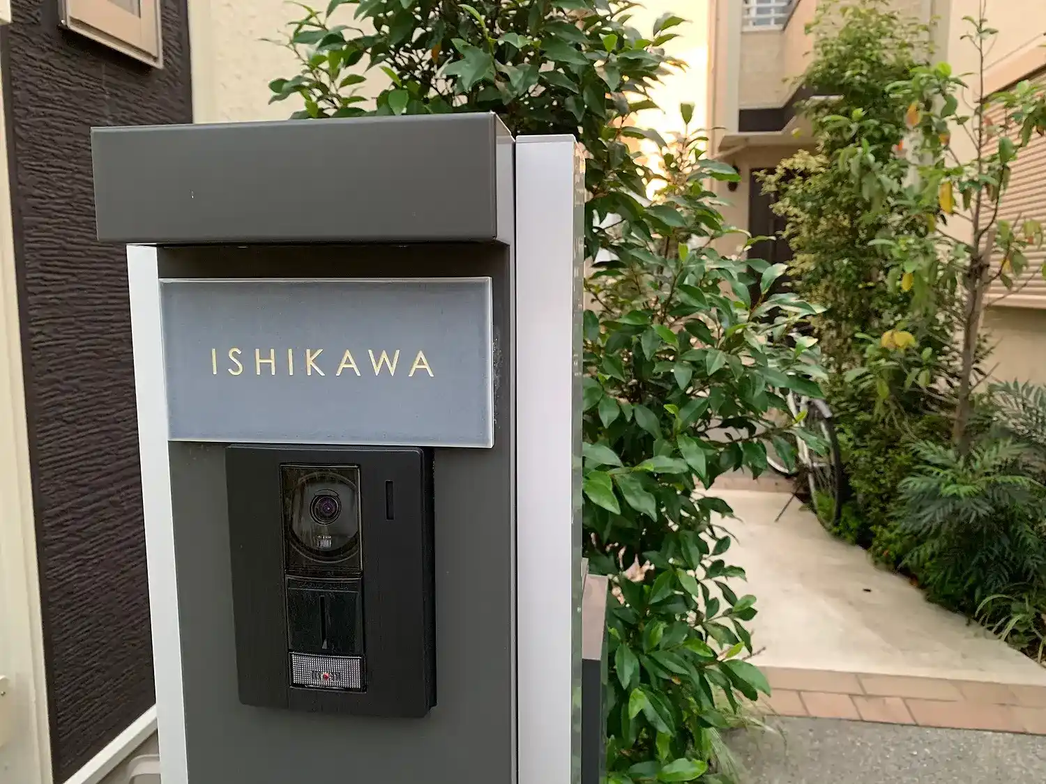 今っぽいニュアンスカラーが瑞々しいおしゃれなタイル表札【hsm-13】