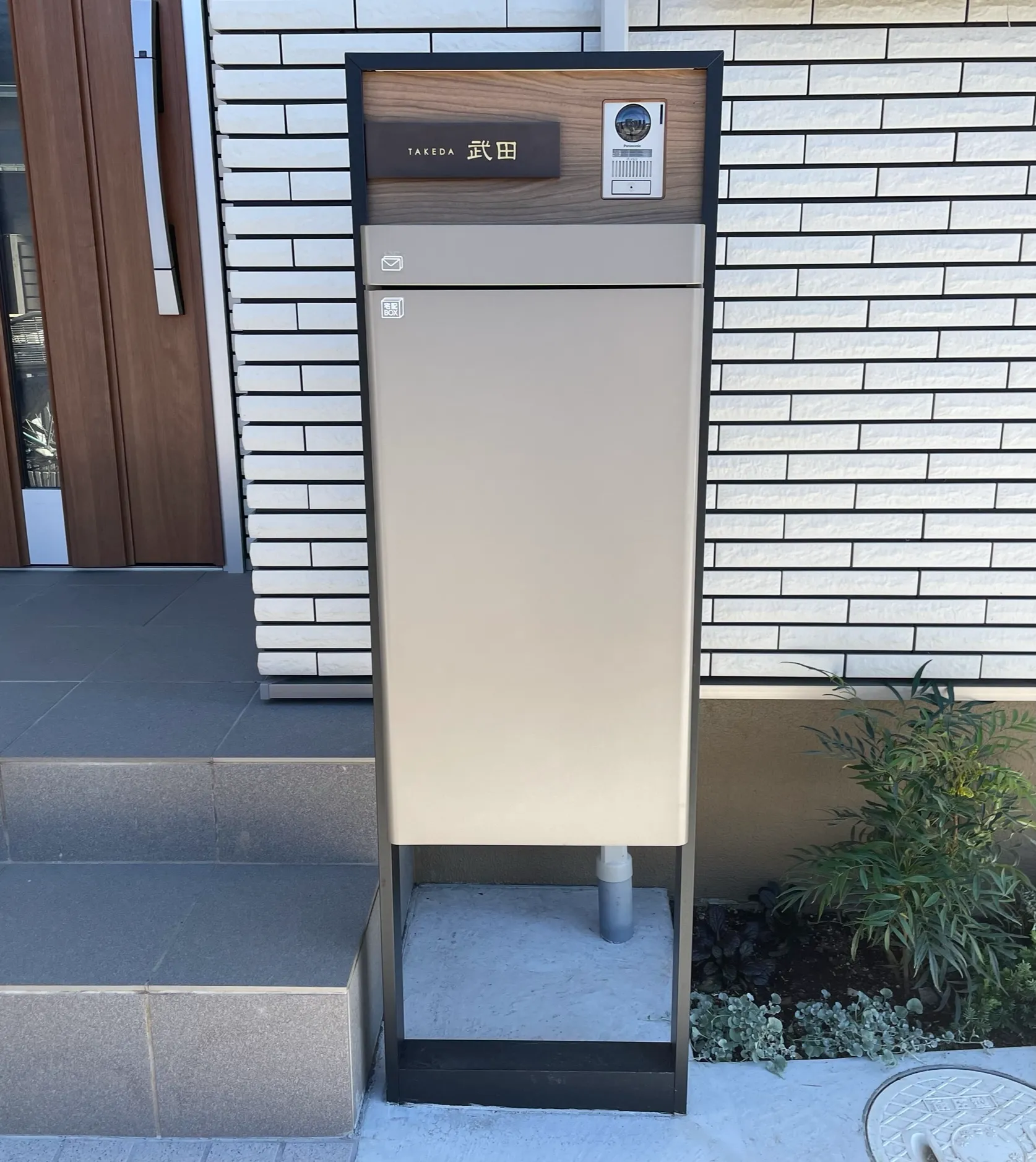 シックなカラーが大人な雰囲気をつくるおしゃれなタイル表札【hsm-12】