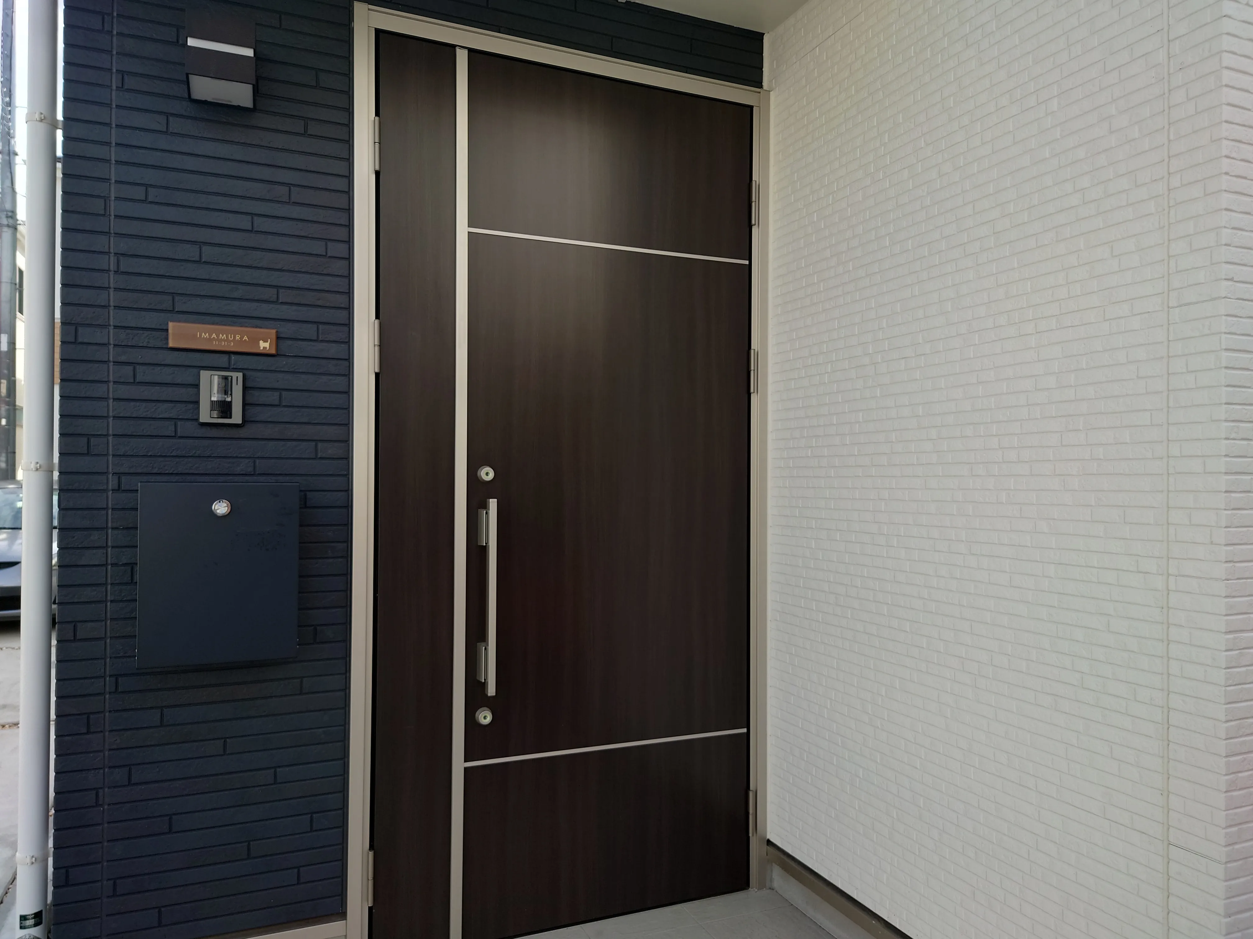 シックなカラーが大人な雰囲気をつくるおしゃれなタイル表札【hsm-12】